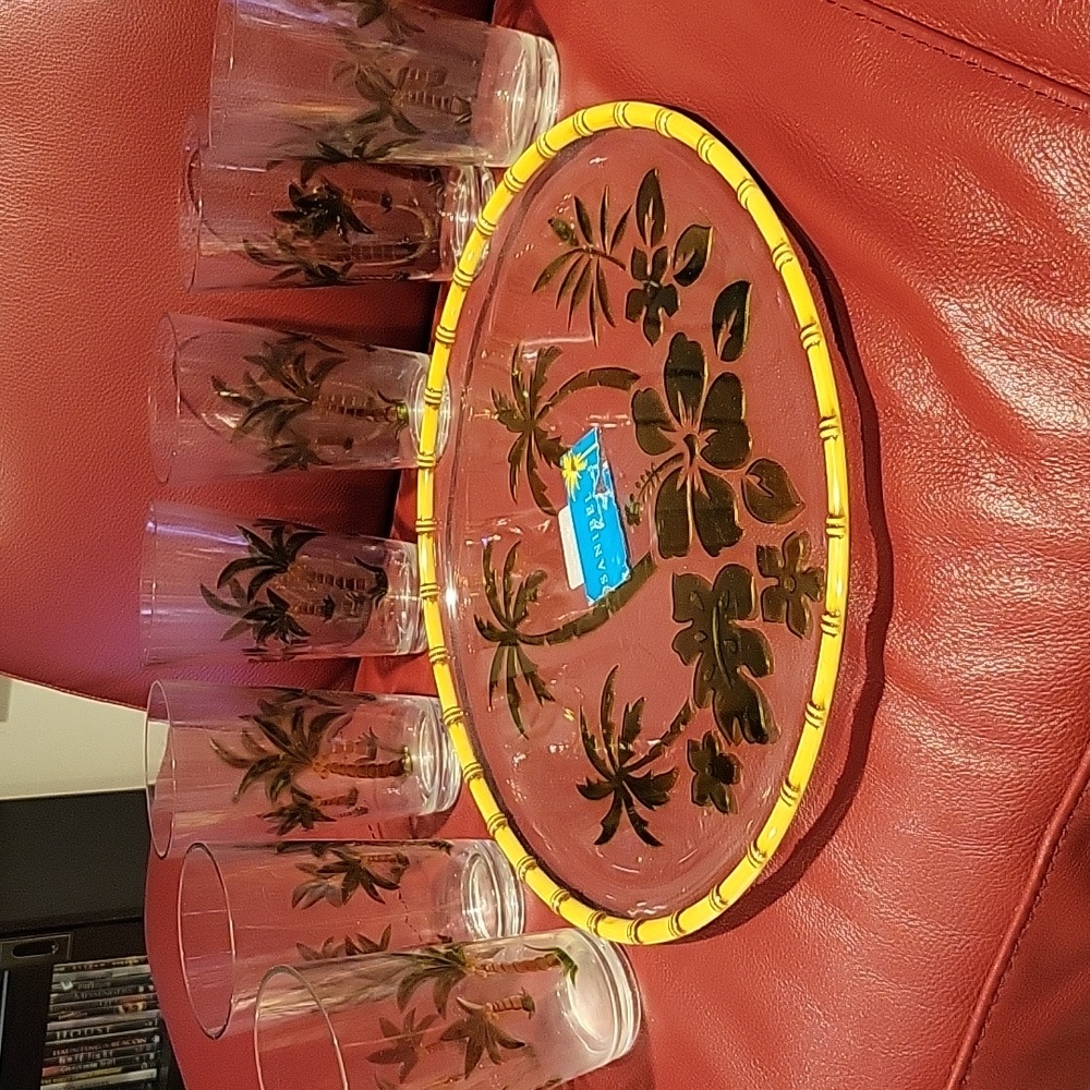 Plastic tray and glass set